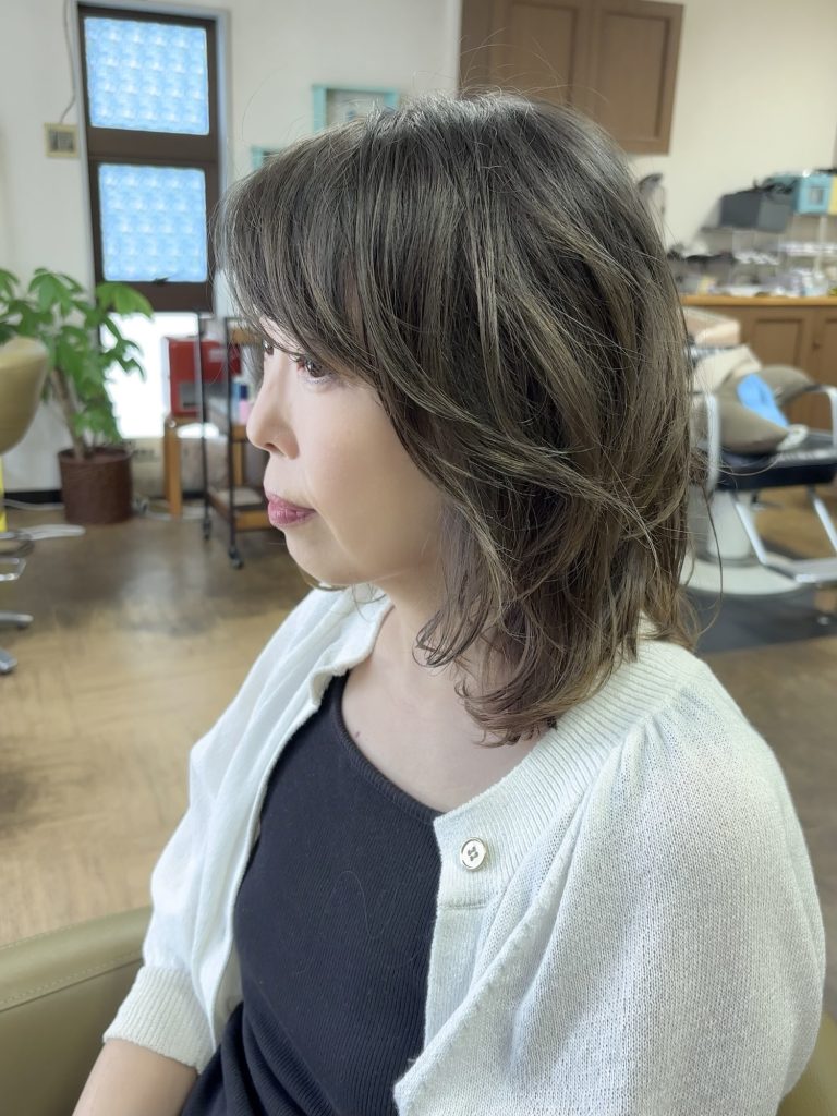 立川　カラーとカットで外国人風に　ミディアムレイヤー　横からのスタイル