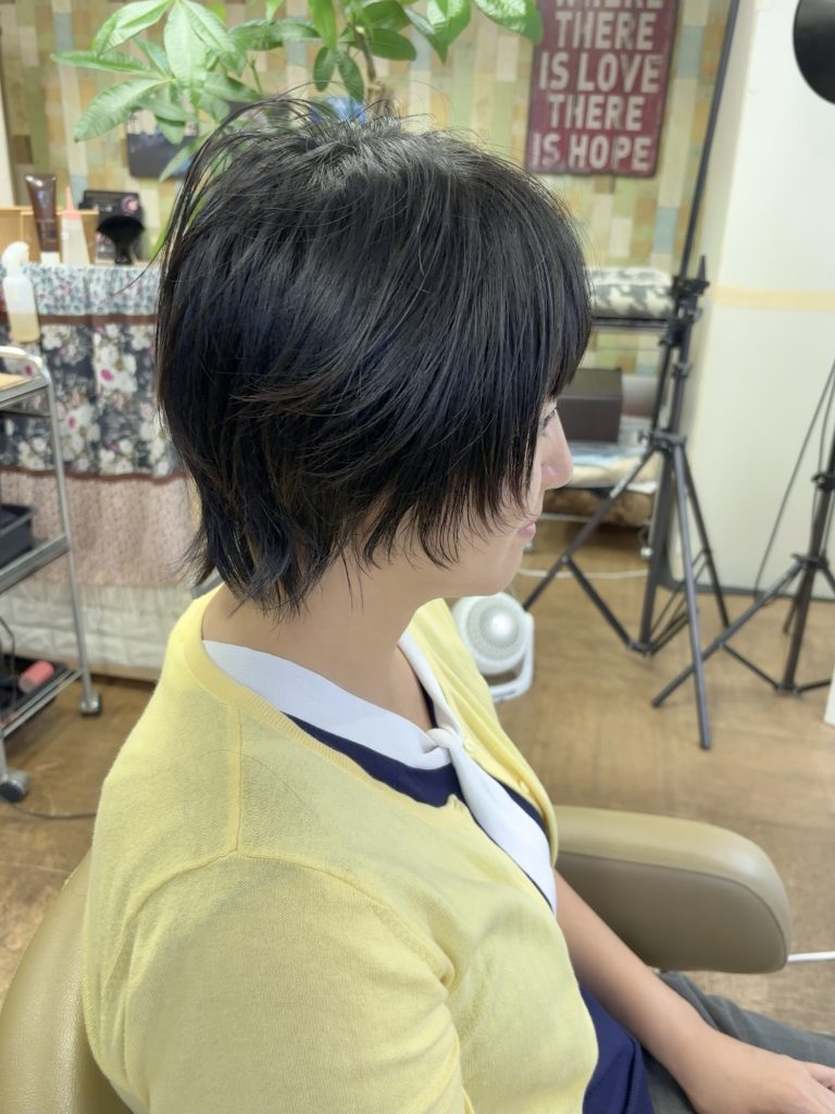 大人カッコいい　ショートウルフ　横からのスタイル
