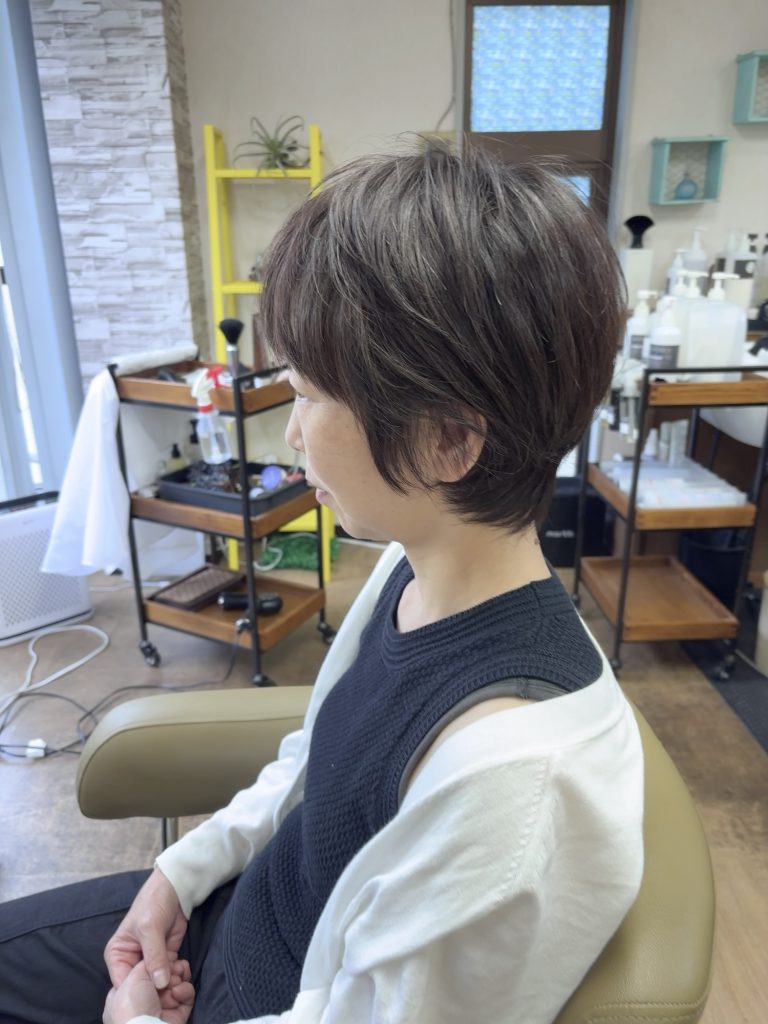 立川明るい白髪染め 40代のお客様カラーカットの施術