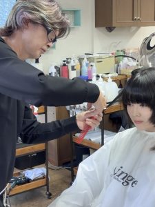 染谷がカットしている写真