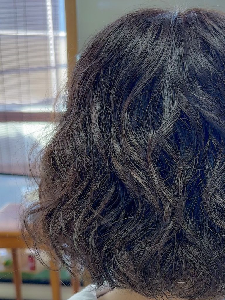 40代くせ毛を活かしたナチュラルウェーブとスモーベージュ+ブルー 仕上がり画像