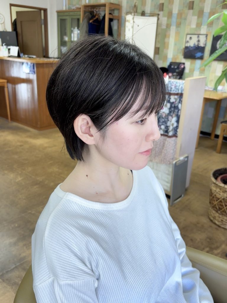 シースルーバングからサイドバングからのサイドの毛先へのつながりが大切