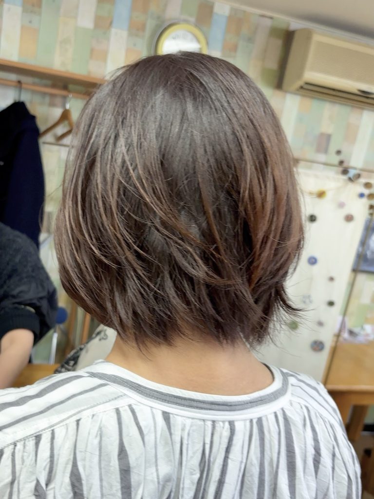 毛先はパツンと切らず今風にギザギザにカット